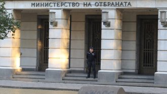 Въздухът трепери: Военният министър е освободил бивш подполковник, заподозрян в злоупотреби