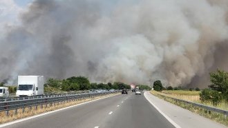 Пожарът на "Тракия" е частично овладян, пуснати са колите към София