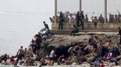 "Пълен хаос": Хиляди мароканци нахлуха в испански анклав в Африка, за да поискат убежище