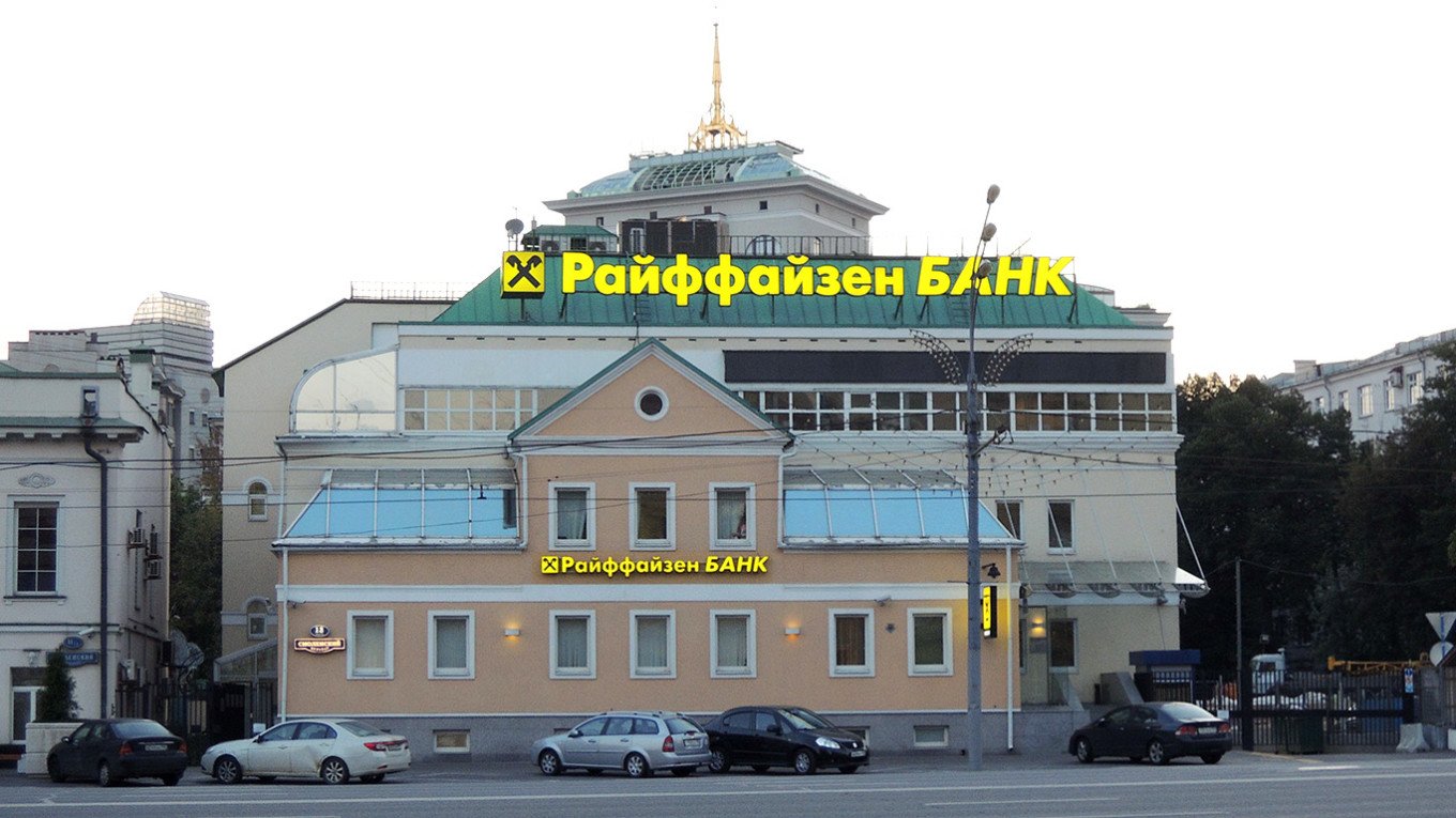 Райфайзенбанк бе обвинена, че е съдействала при сделки на руския ВПК за $1,2 млрд. в заобикаляне на санкциите
