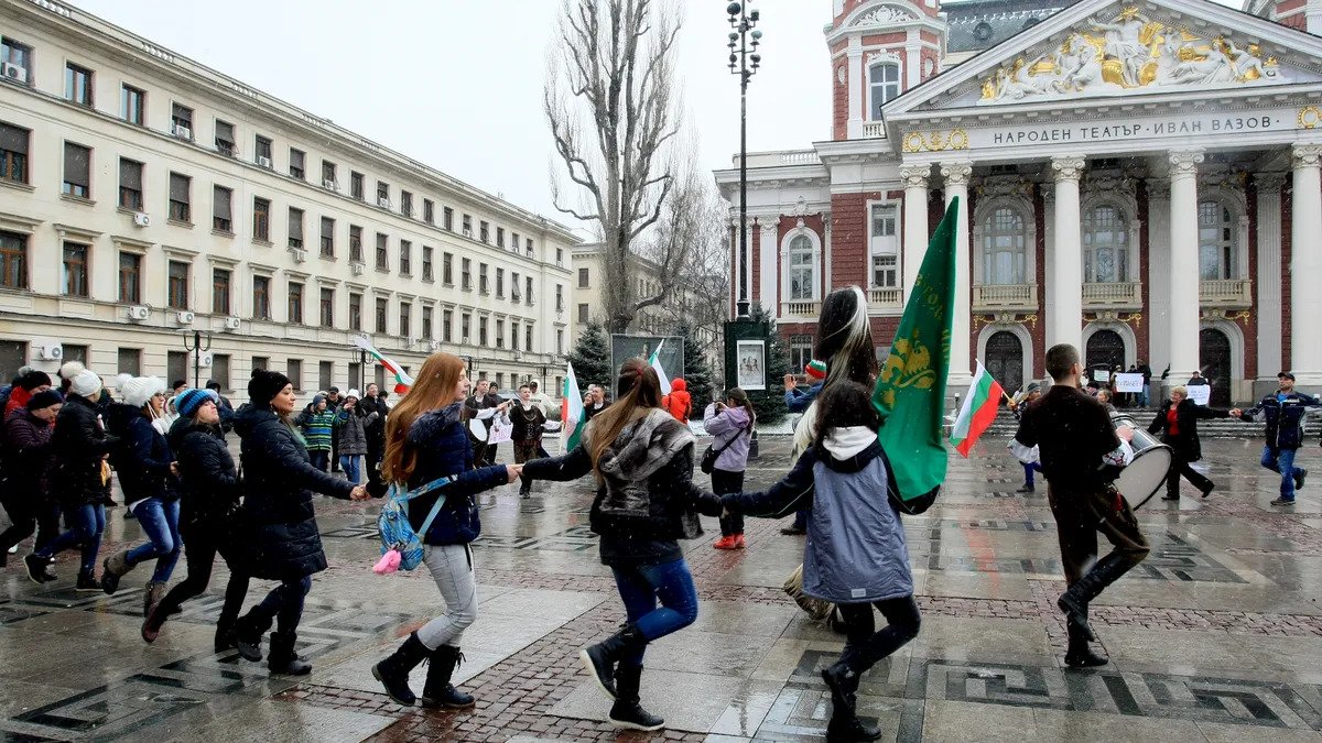 Нов театрален сезон – нови спорове за неделното хоро пред Народния театър
