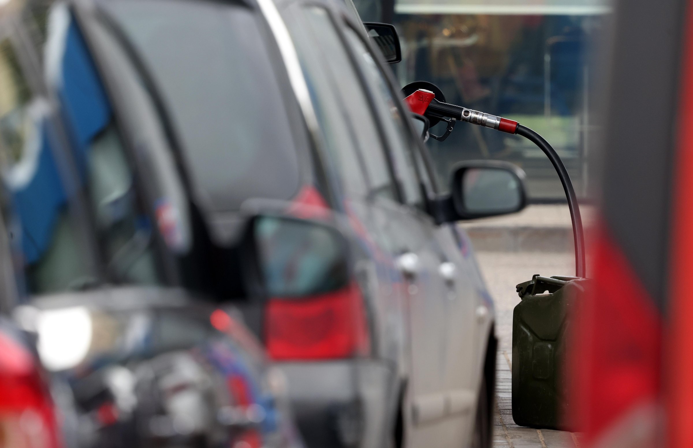 Чехия ограничава цените на горивата и въвежда временен данък за рафинериите