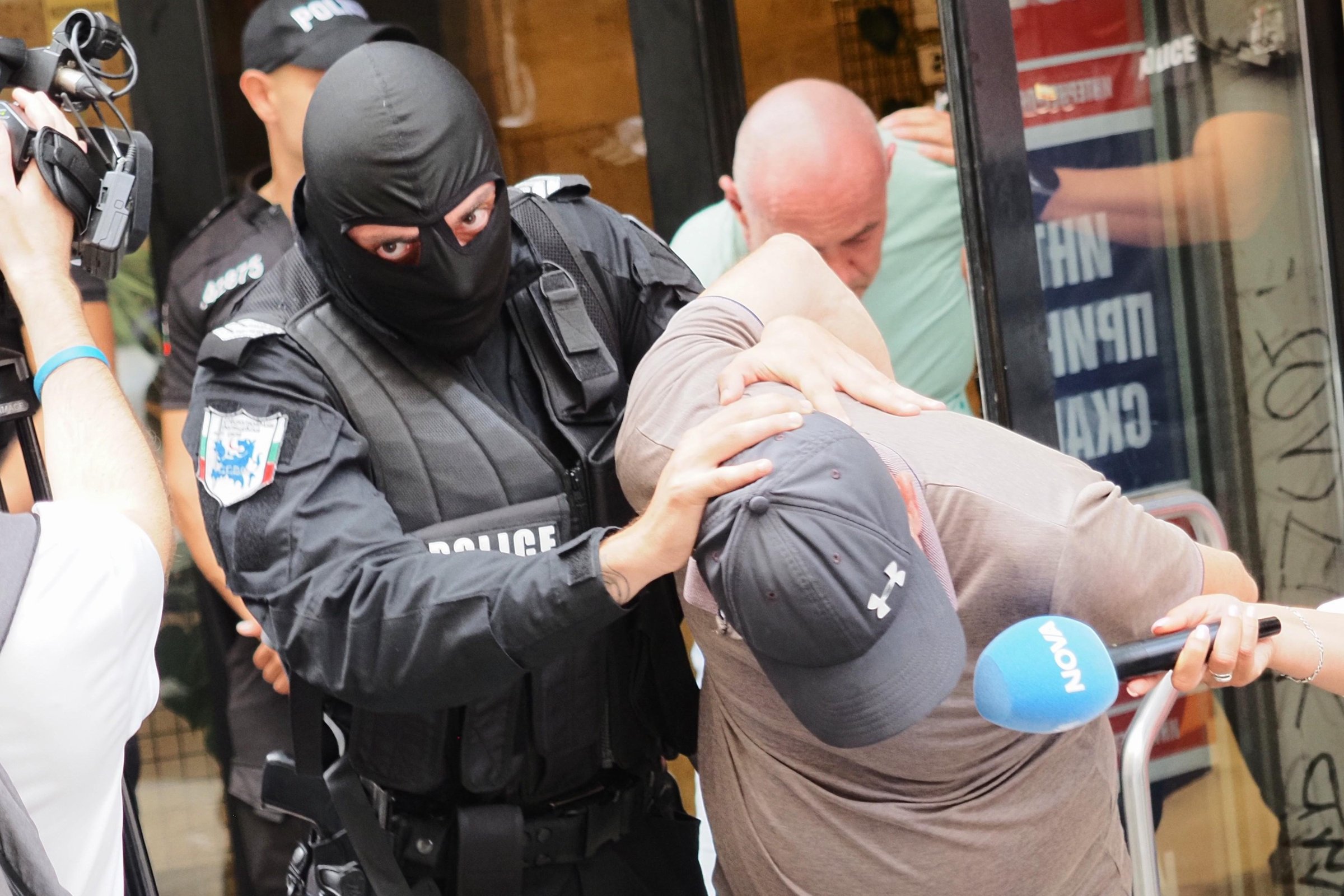 Осем арестувани при опит за имотна измама с фалшиво завещание