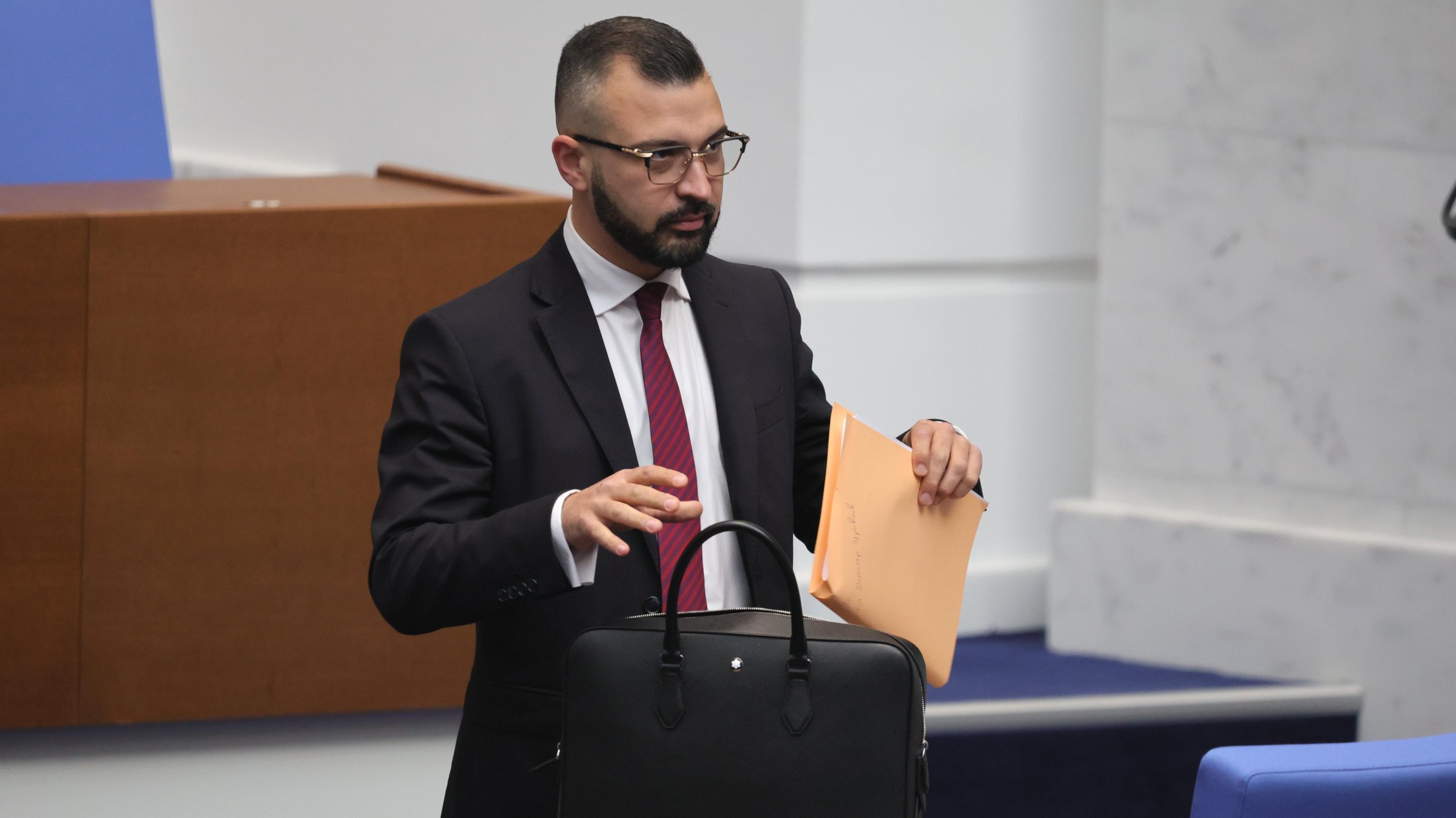 В разрез с решение на ВАС: Образователната комисия оряза стипендиите на студентите в платена форма