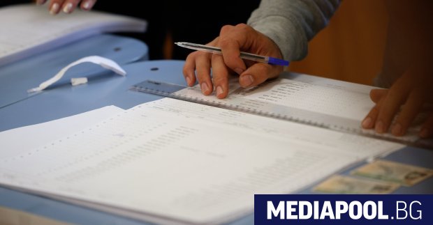 Общо 14 формации - осем партии и шест инициативни комитета