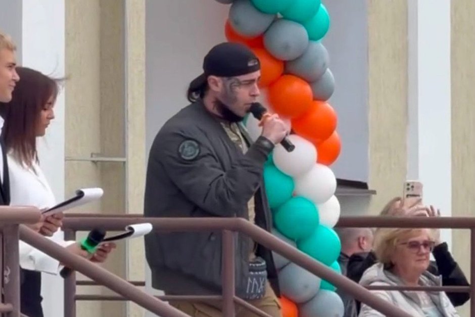 Александър Клаус говори пред учениците в Красноярск