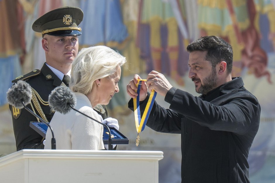 Украинският президент Володимир Зеленски връчи на председателя на Европейската комисия Урсула фон дер Лайен ордена "Европа №1" по време на церемония в памет на загиналите украински войници в Киев на 15 юли 2026 г. Сн.ЕПА/БГНЕС