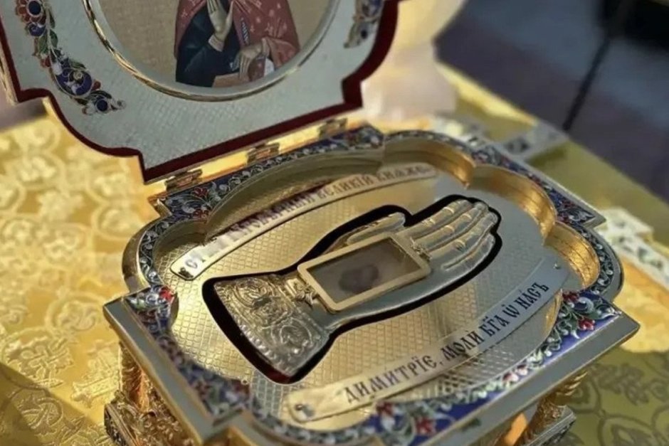 "Ще помогне за победата". Руската православна църква разнася по фронта в Донбас мощите на руски княз-светец