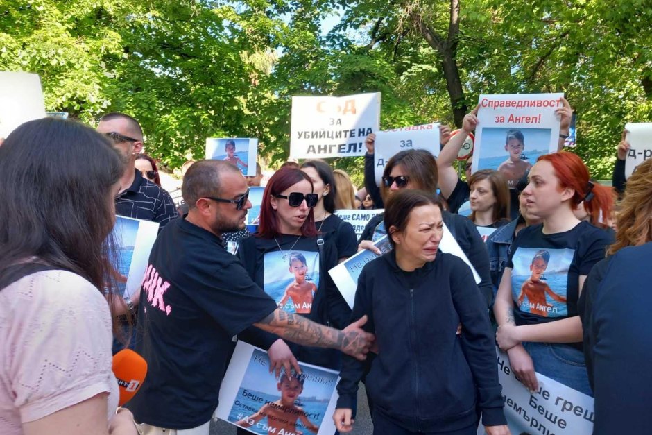 Протест на близки на детето и граждани пред пловдивската клиника "Медикус Алфа", май 2025 година. Снимка: БГНЕС-архив