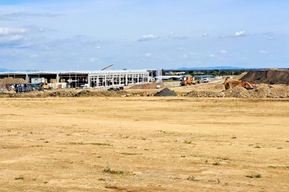 Седем завода се строят в индустриална зона "Загоре" край село Еленино, която се превръща в "зелен хъб". Фондът на банкерката Цветелина Бориславова строи три, сред тях първият за производство на ванадиеви батерии у нас. Сн.Mediapool