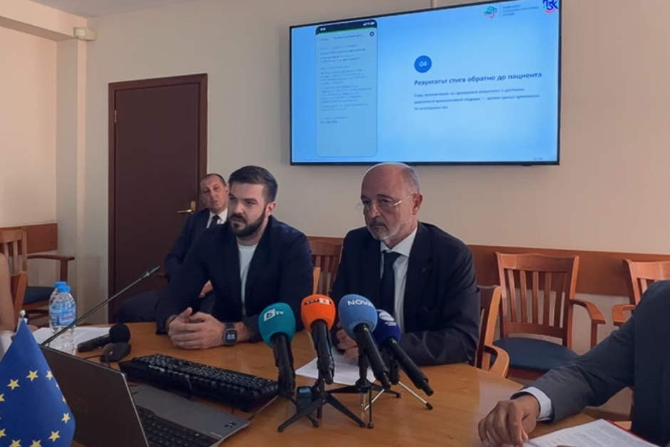 Изпълняващият длъжността управител на НЗОК Асен Меджидиев (вдясно) и Ивайло Стойчев от "Информационно обслужване".