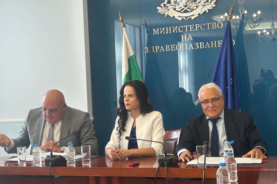 Кадър от подписването на НРД.