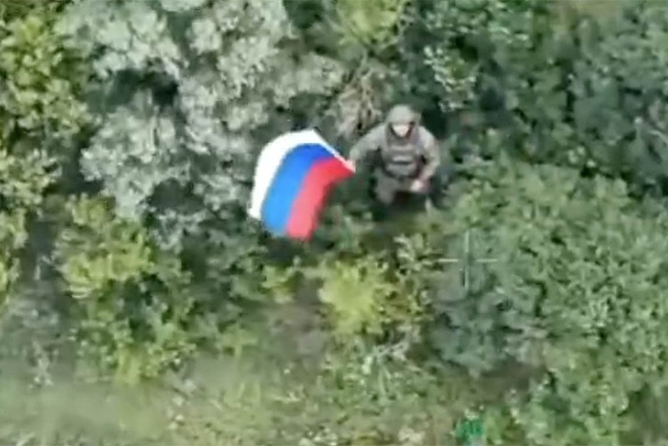 Фалшив руски войник край уж превзетото село Бели Колодец в Харковска област