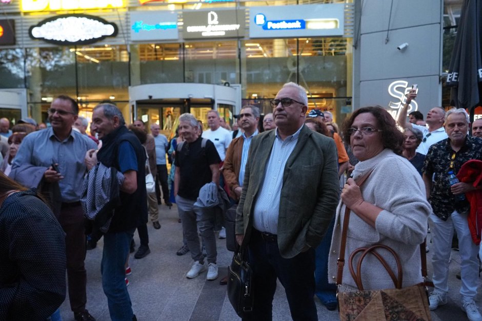 Десетки протестираха пред БНТ в защита на Георги Ангелов