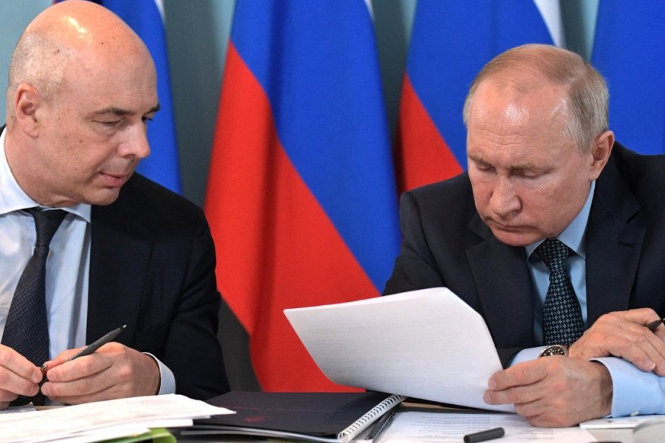 Руският финансов министър Анто Силуанов (ляво) с президента Путин