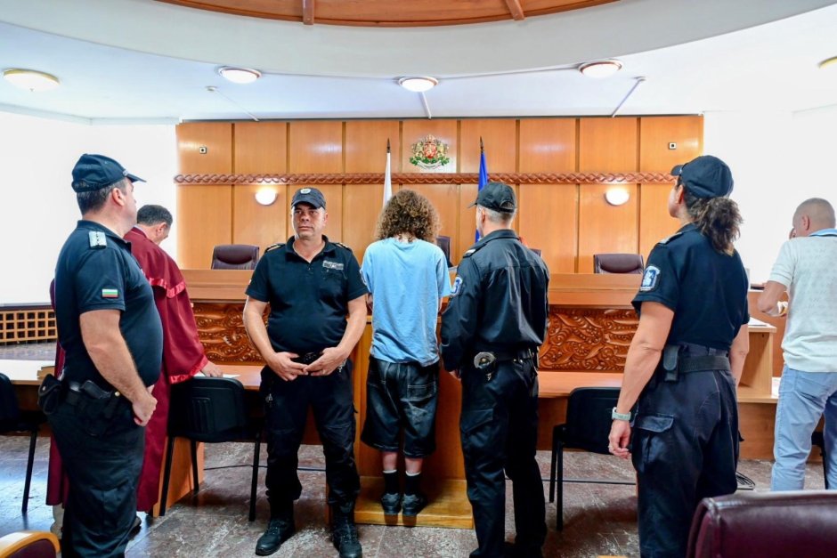 Апелативният съд в Пловдив остави в ареста 15-годишното момче, което беше обвинено в края на август с още двама непълнолетни за участие в убийството на Георги Кузев на Младежкия хълм в града на 4 август Сн.БГНЕС