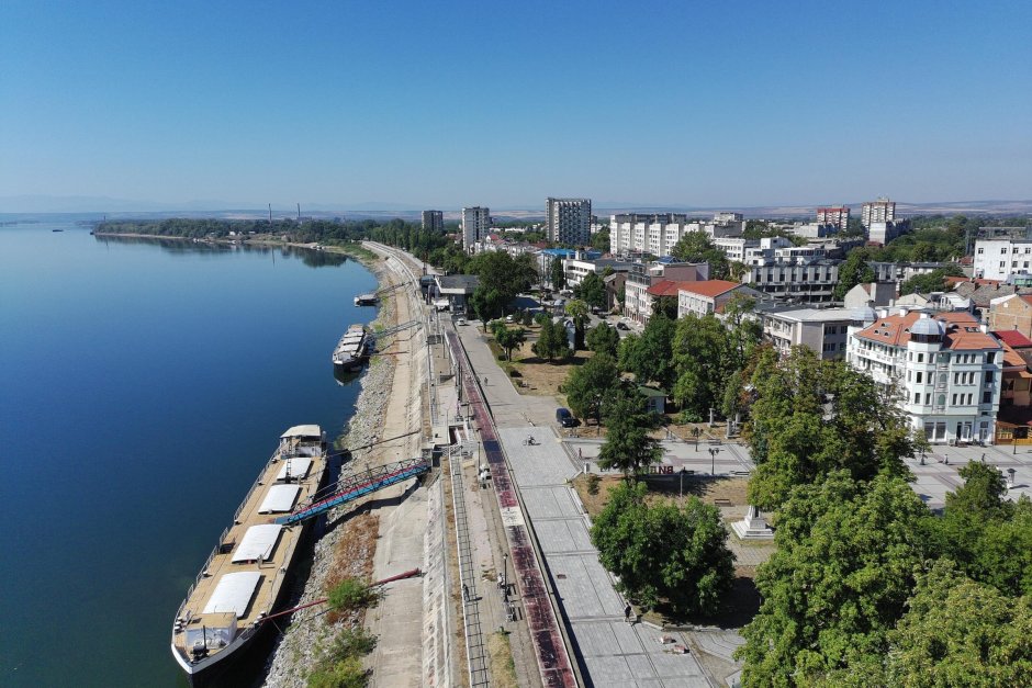 Заседналата баржа край остров Батин е отплавала Сн.БГНЕС