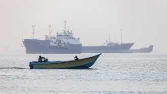Броят на корабите, които преминават през Ормузкия проток, спадна до 5 на ден през уикенда