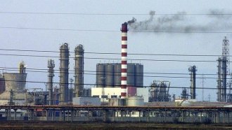 Чехия с интерес да преработва суров петрол в "Нефтохим" срещу готови продукти