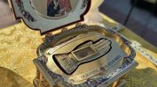 "Ще помогне за победата". Руската православна църква разнася по фронта в Донбас мощите на руски княз-светец